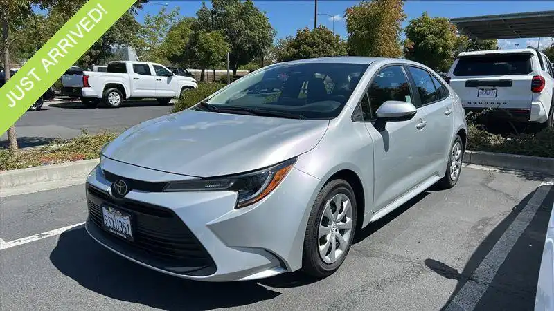 2025 Toyota Corolla LE's photo