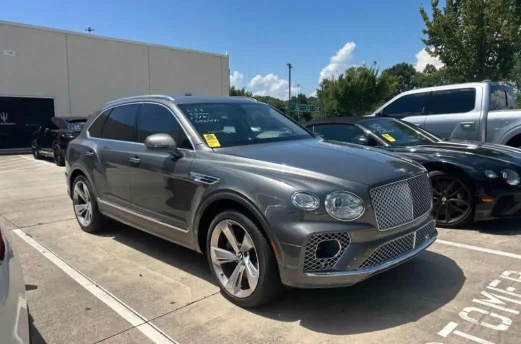 2023 Bentley Bentayga Hybrid's photo