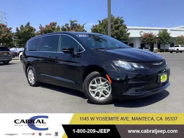 2025 Chrysler Voyager LX's photo