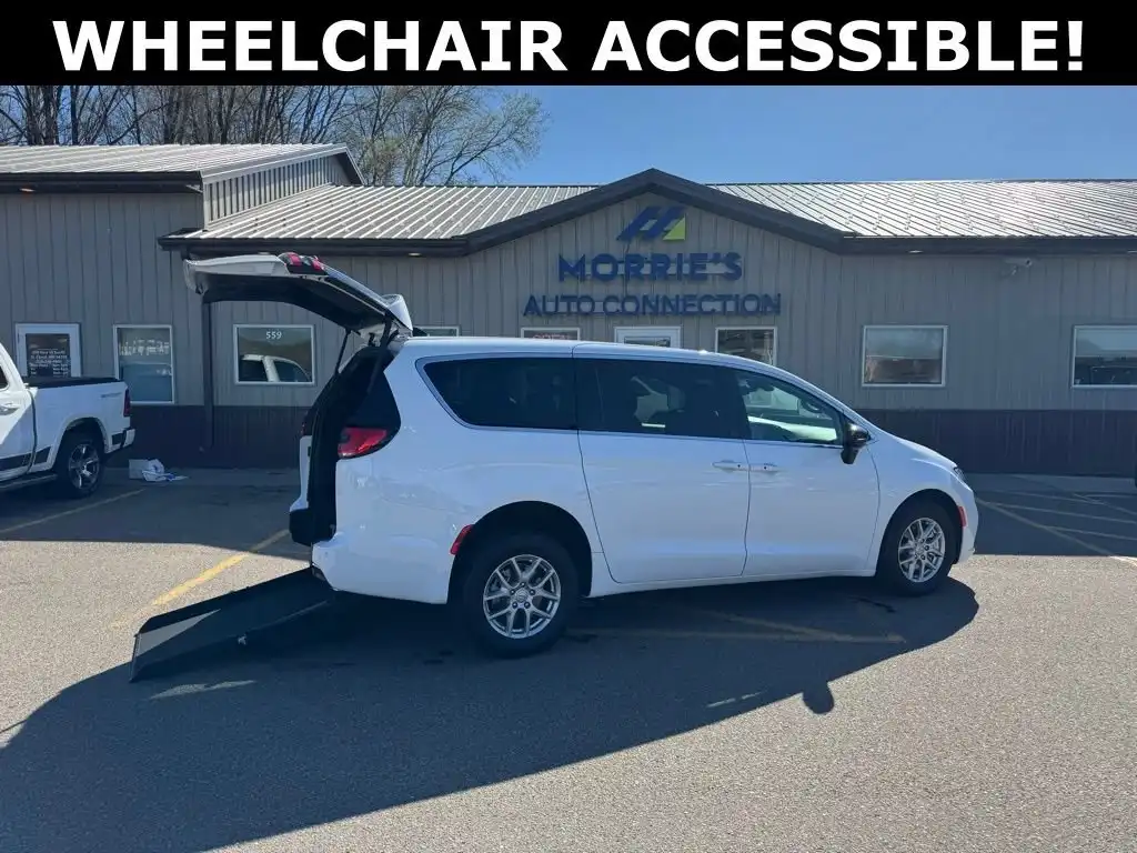 2026 Chrysler Pacifica Select's photo