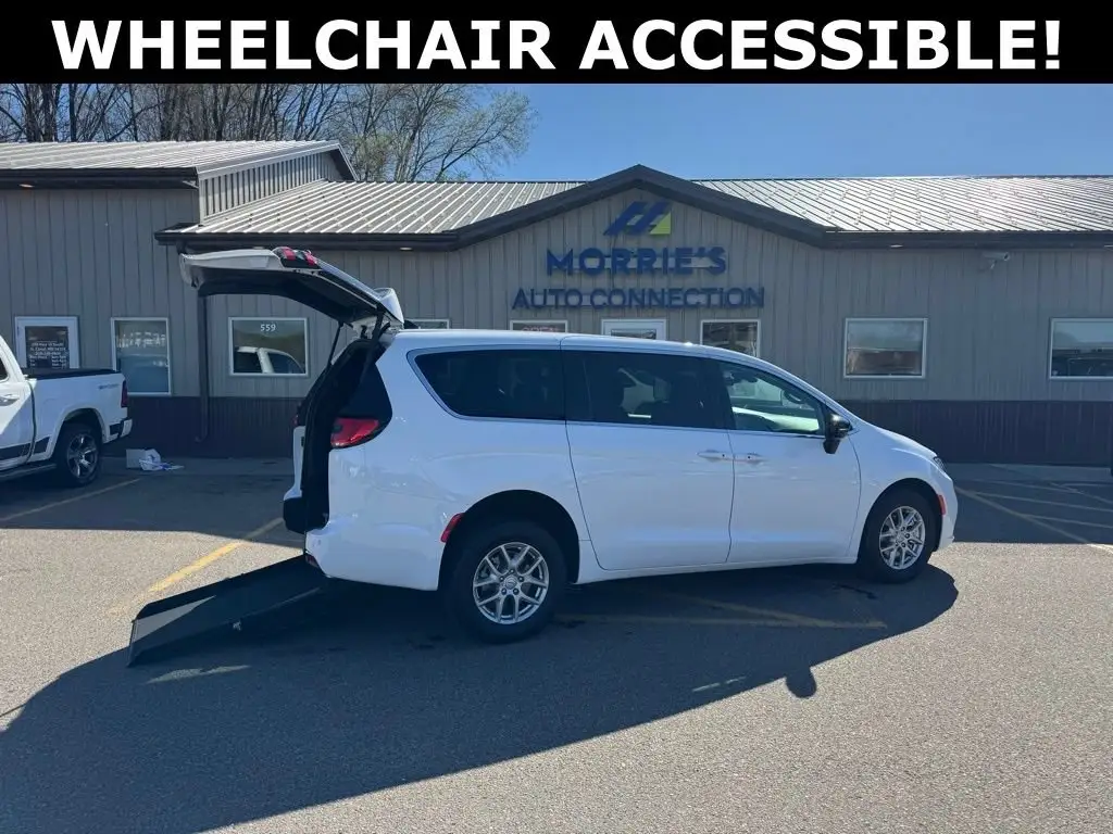 2026 Chrysler Pacifica Select photo 1