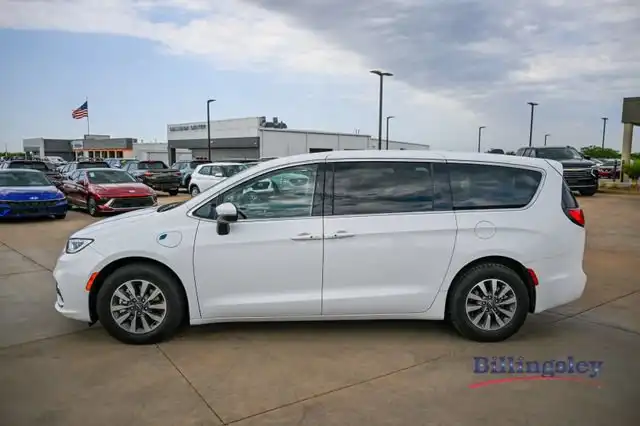 2023 Chrysler Pacifica Hybrid Touring L Hybrid's photo