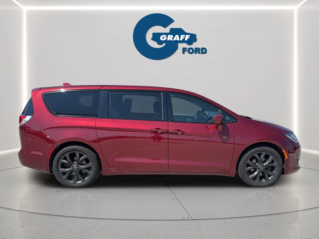 2019 Chrysler Pacifica Touring Plus photo 3