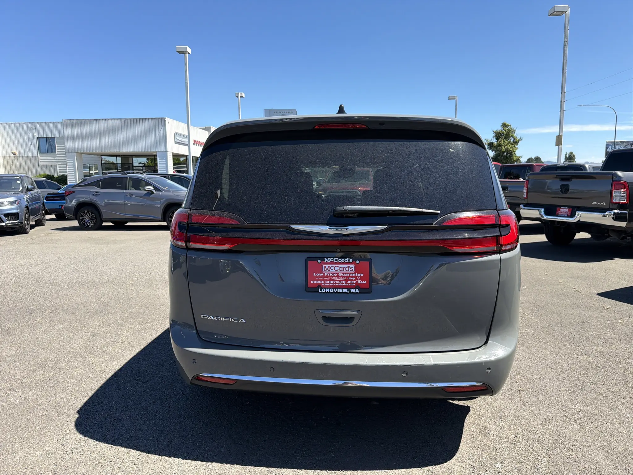 2023 Chrysler Pacifica Touring L photo 4