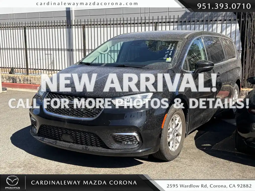 2024 Chrysler Pacifica Touring L's photo
