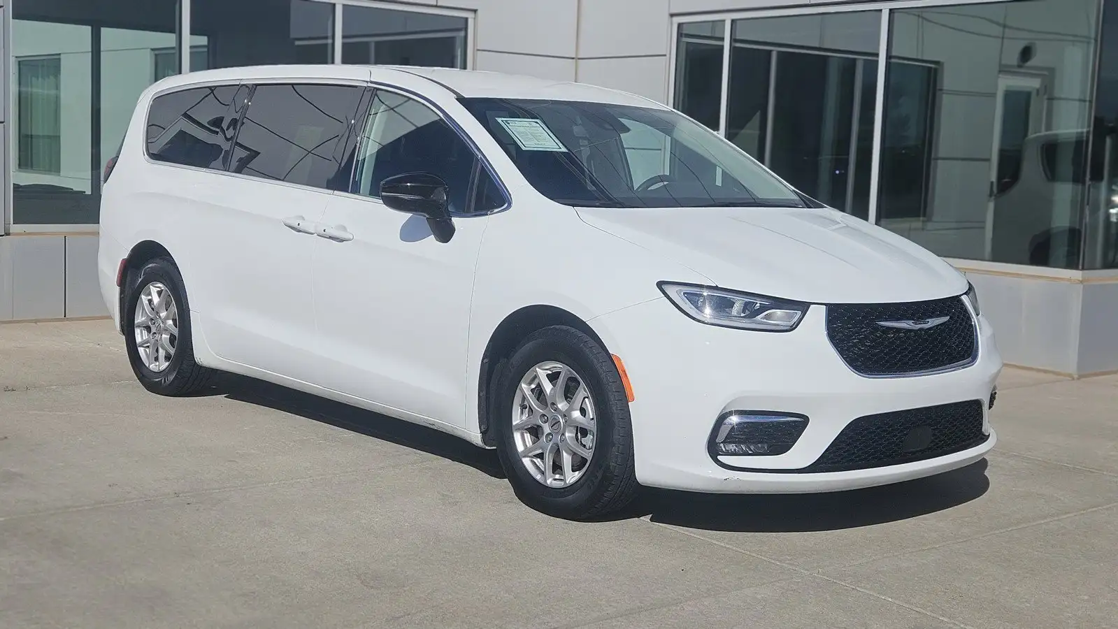 2024 Chrysler Pacifica Touring L's photo