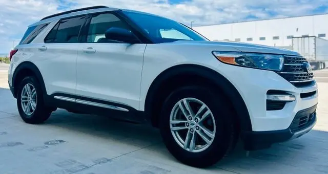 2023 Ford Explorer XLT 4WD photo 3