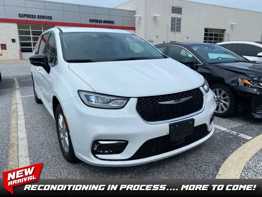 2024 Chrysler Pacifica Touring L's photo