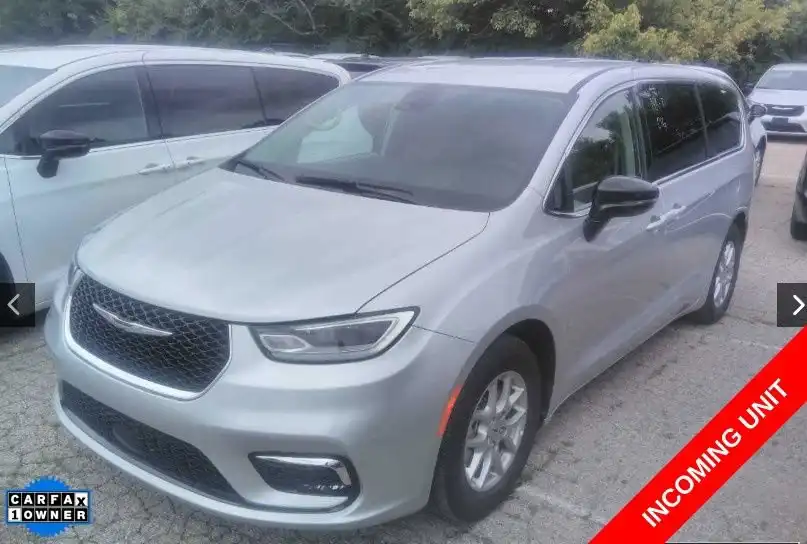 2024 Chrysler Pacifica Touring L's photo