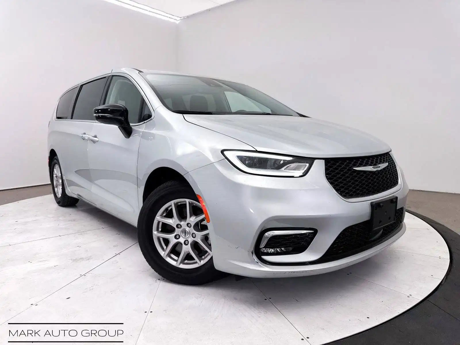 2024 Chrysler Pacifica Touring L's photo
