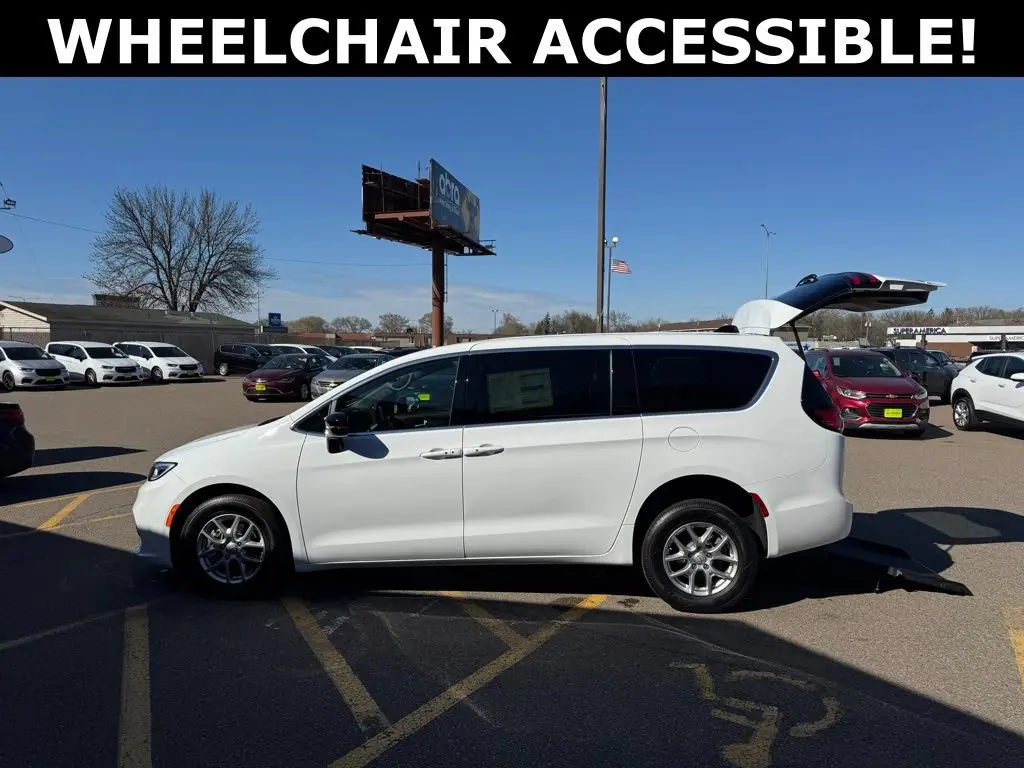 2026 Chrysler Pacifica Select photo 5