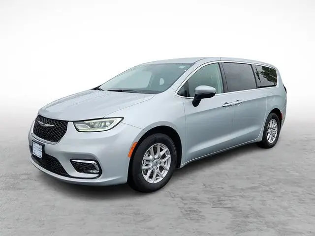 2023 Chrysler Pacifica Touring L photo 3