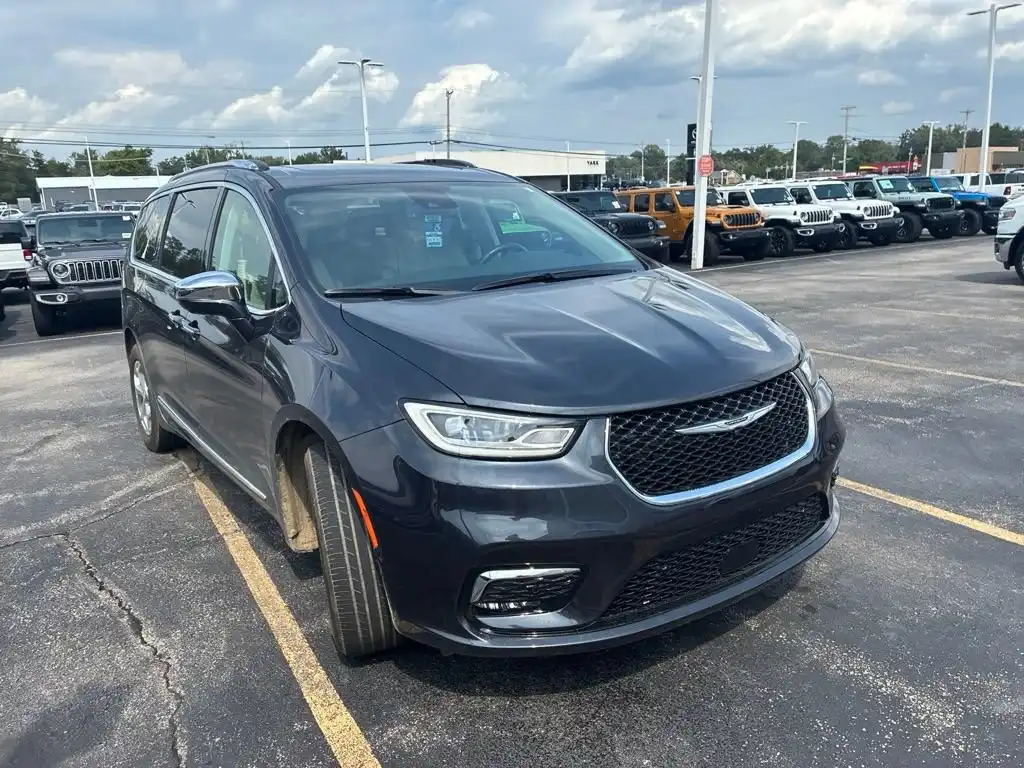 2021 Chrysler Pacifica Limited's photo