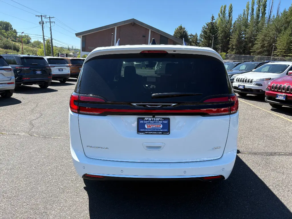 2027 Chrysler Pacifica Select AWD photo 4
