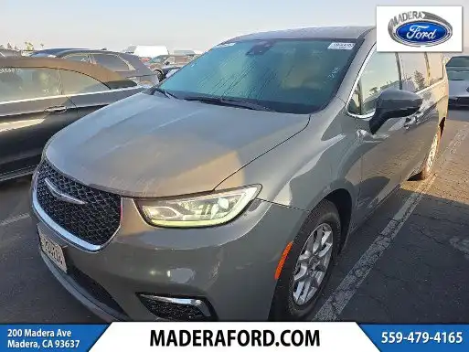 2023 Chrysler Pacifica Touring L's photo