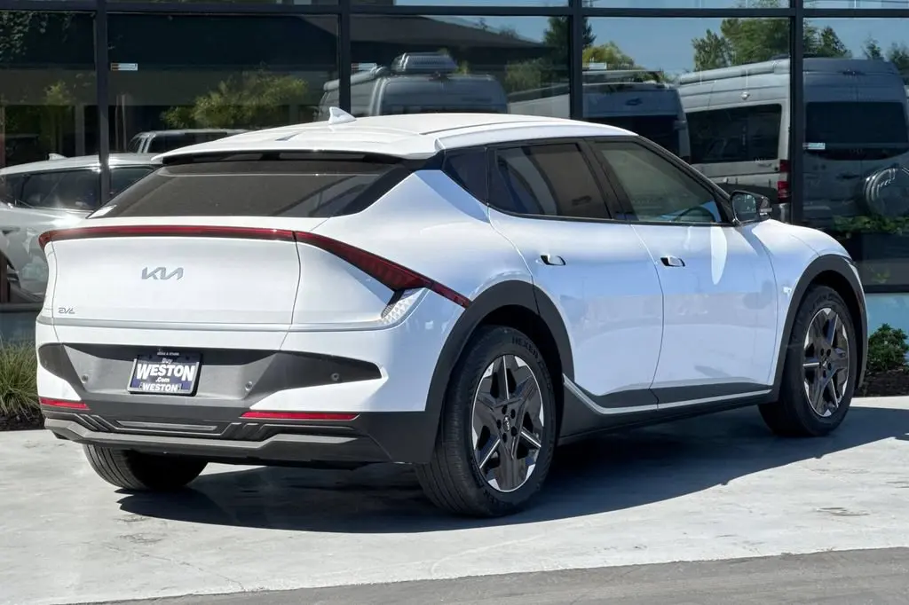 2026 Kia EV6 Light L/R AWD photo 4