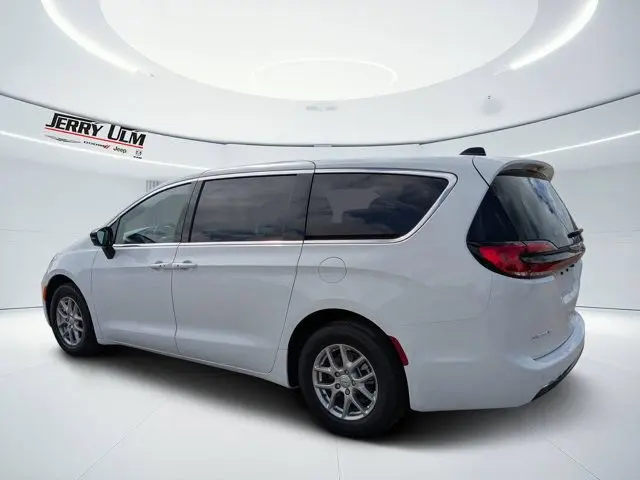 2026 Chrysler Pacifica Select photo 5