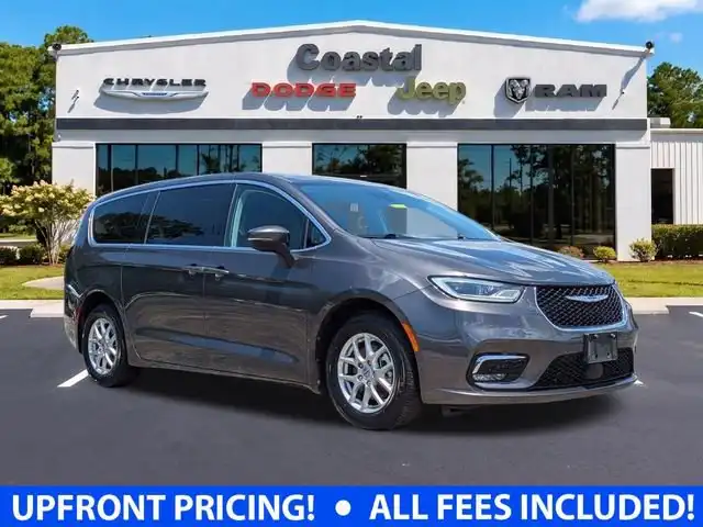 2023 Chrysler Pacifica Touring L's photo