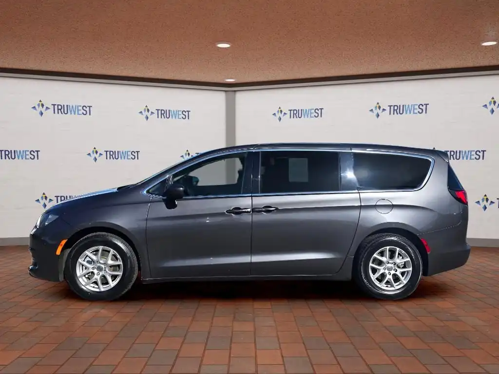 2023 Chrysler Voyager LX's photo
