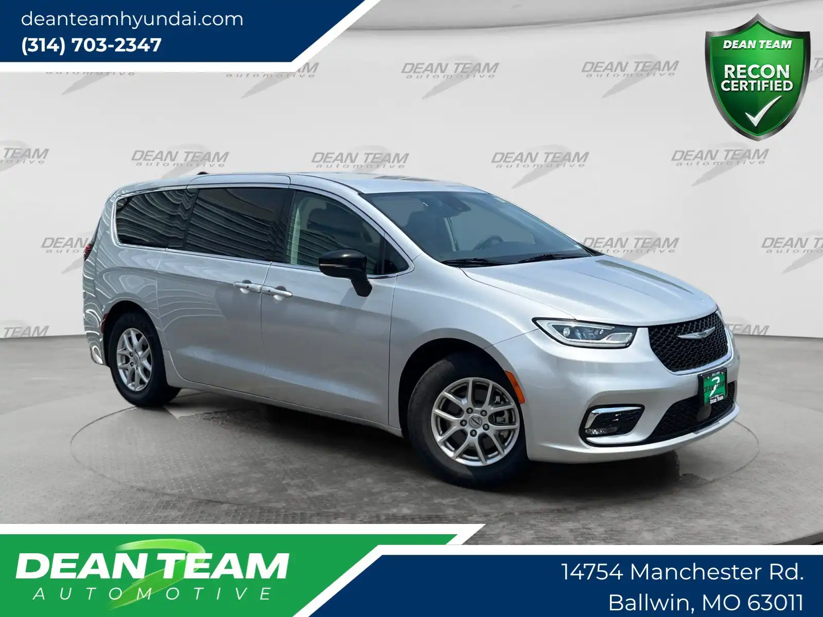 2024 Chrysler Pacifica Touring L's photo