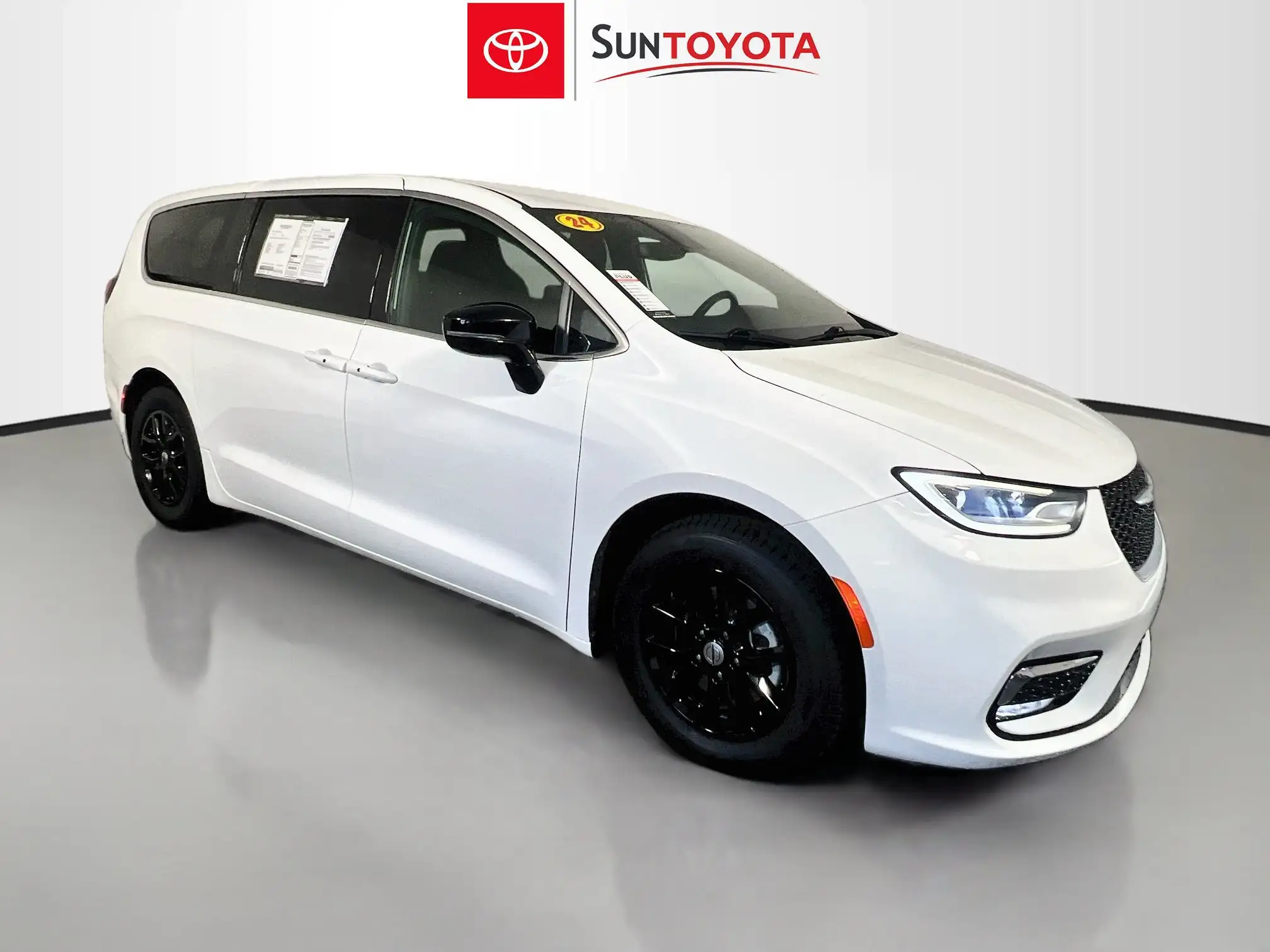2024 Chrysler Pacifica Touring's photo