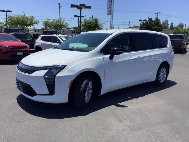 2027 Chrysler Pacifica Select photo 5