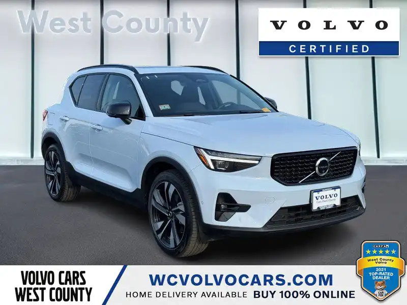 2026 Volvo XC40 B5 Plus Dark AWD's photo