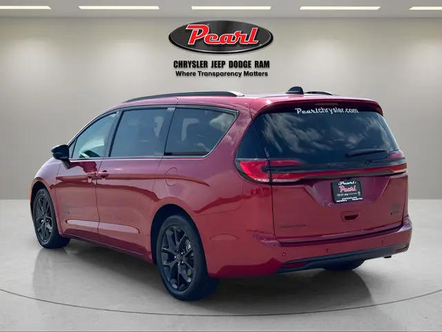 2027 Chrysler Pacifica Select photo 5