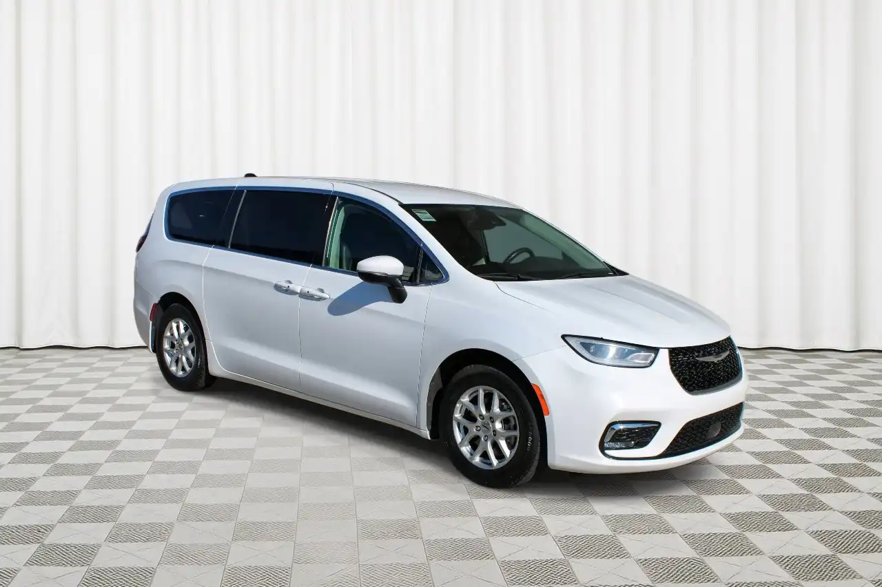 2023 Chrysler Pacifica Touring L's photo
