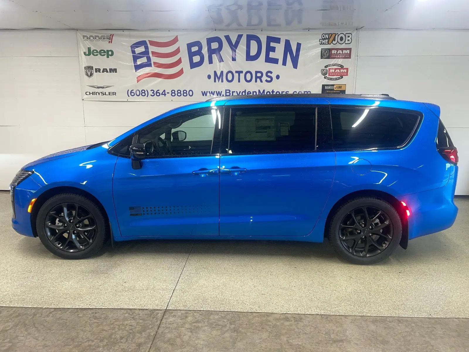 2027 Chrysler Pacifica Select photo 5