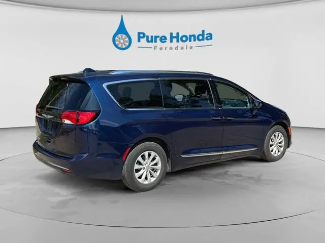 2018 Chrysler Pacifica Touring L Plus photo 5