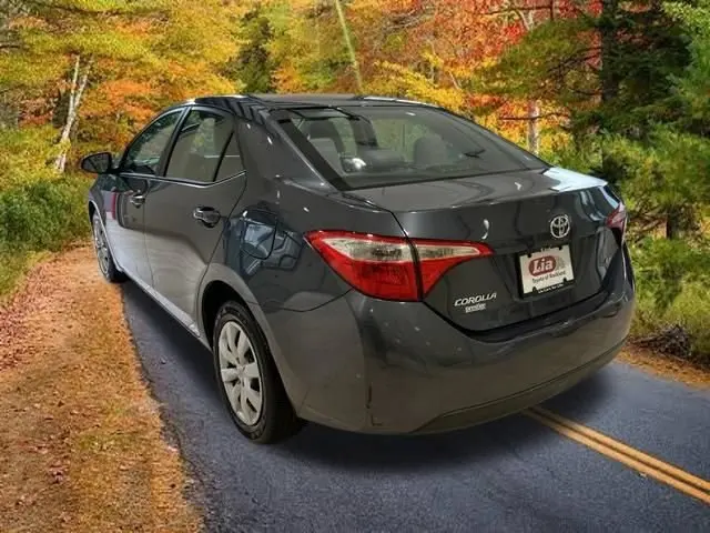 2016 Toyota Corolla LE AT photo 3
