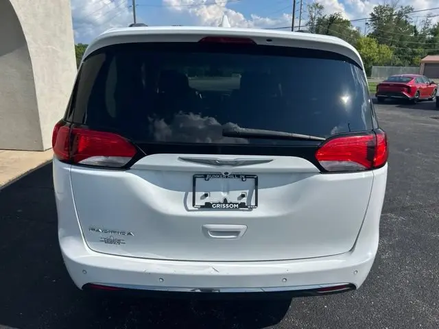 2017 Chrysler Pacifica Touring L photo 4
