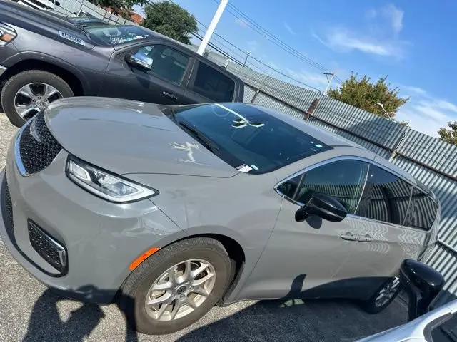 2025 Chrysler Pacifica Select photo 3