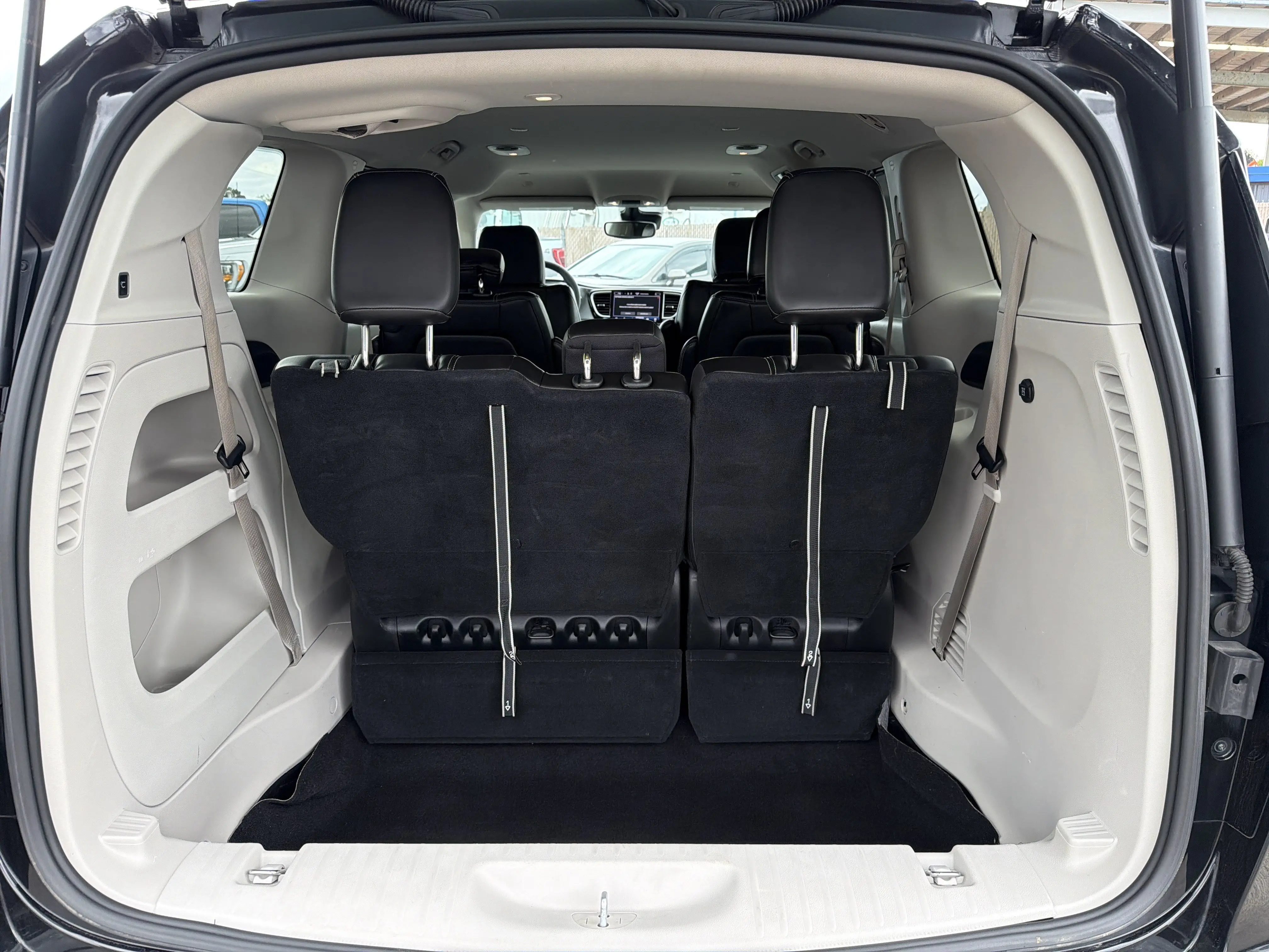2023 Chrysler Pacifica Touring L photo 5