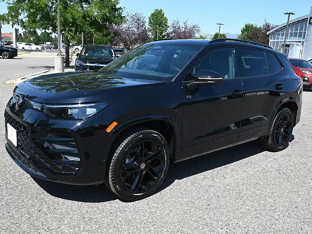 2026 Volkswagen Tiguan 2.0T SE R-Line Black 4Motion's photo