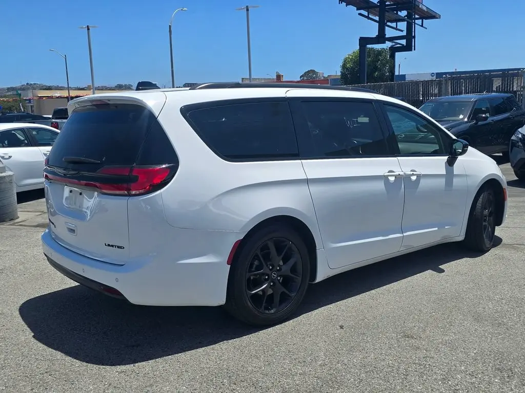 2025 Chrysler Pacifica Limited photo 4