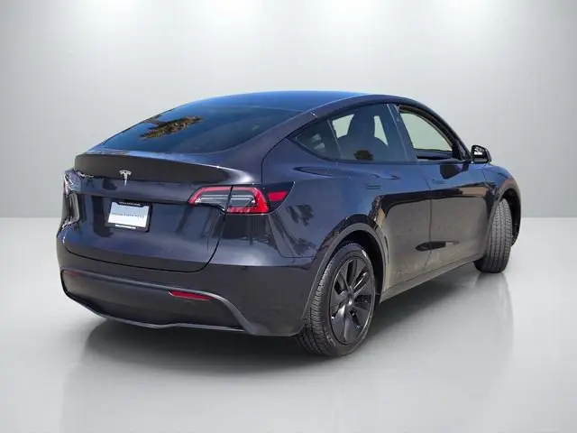 2025 Tesla Model Y Long Range RWD photo 4