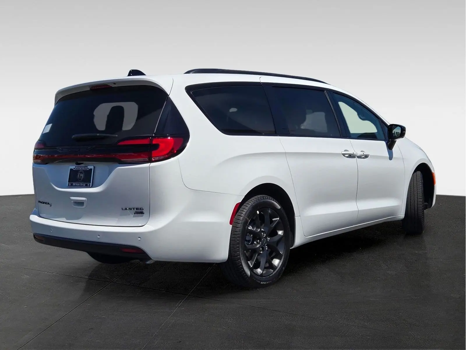 2027 Chrysler Pacifica Limited AWD photo 5