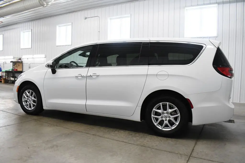 2023 Chrysler Pacifica Touring L photo 4