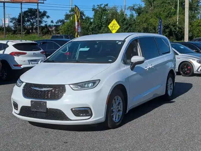 2023 Chrysler Pacifica Touring L's photo