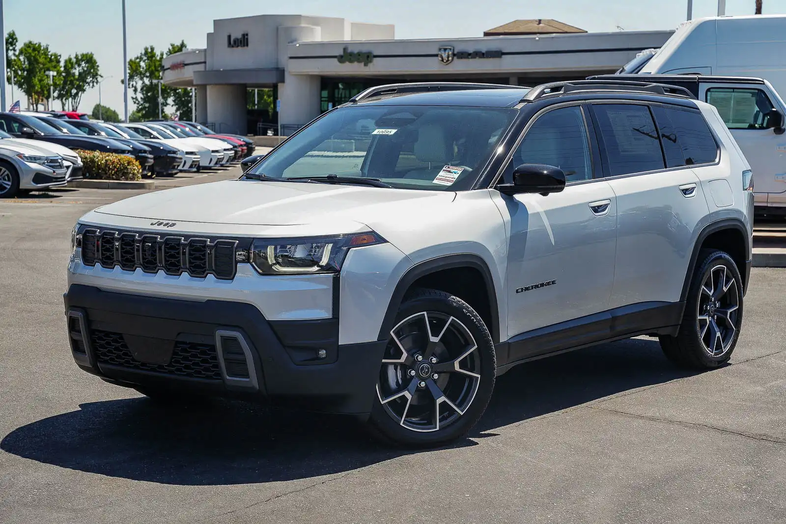 2026 Jeep Cherokee Overland Hybrid 4WD's photo