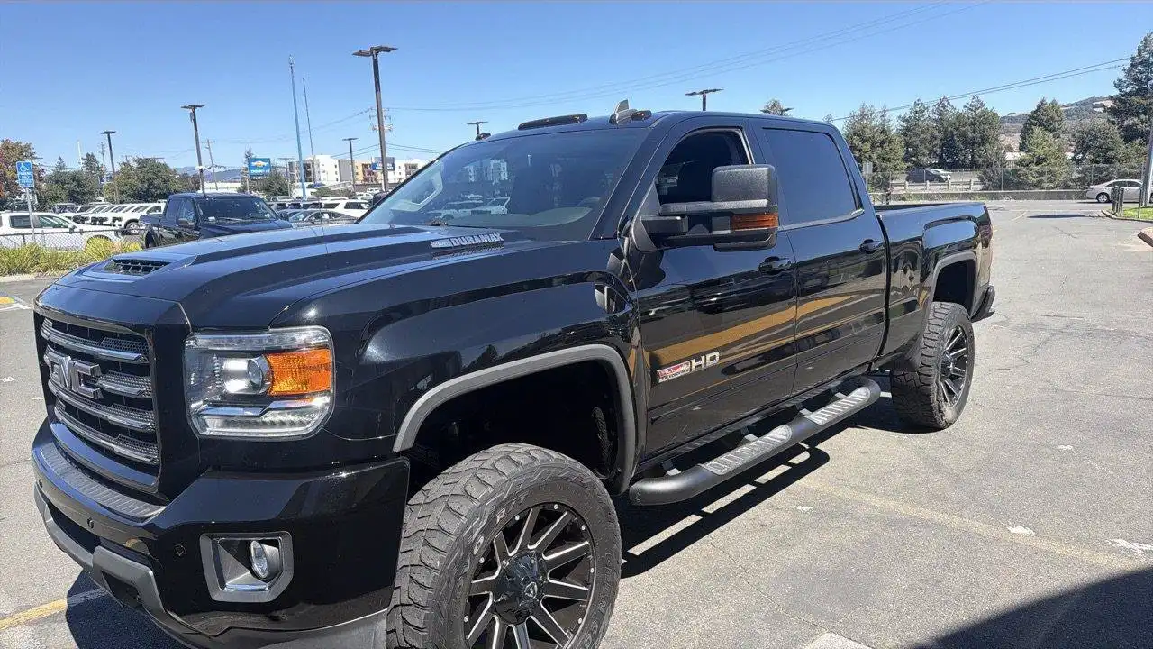 2019 GMC Sierra SLT 4WD Crew Cab Standard Box's photo