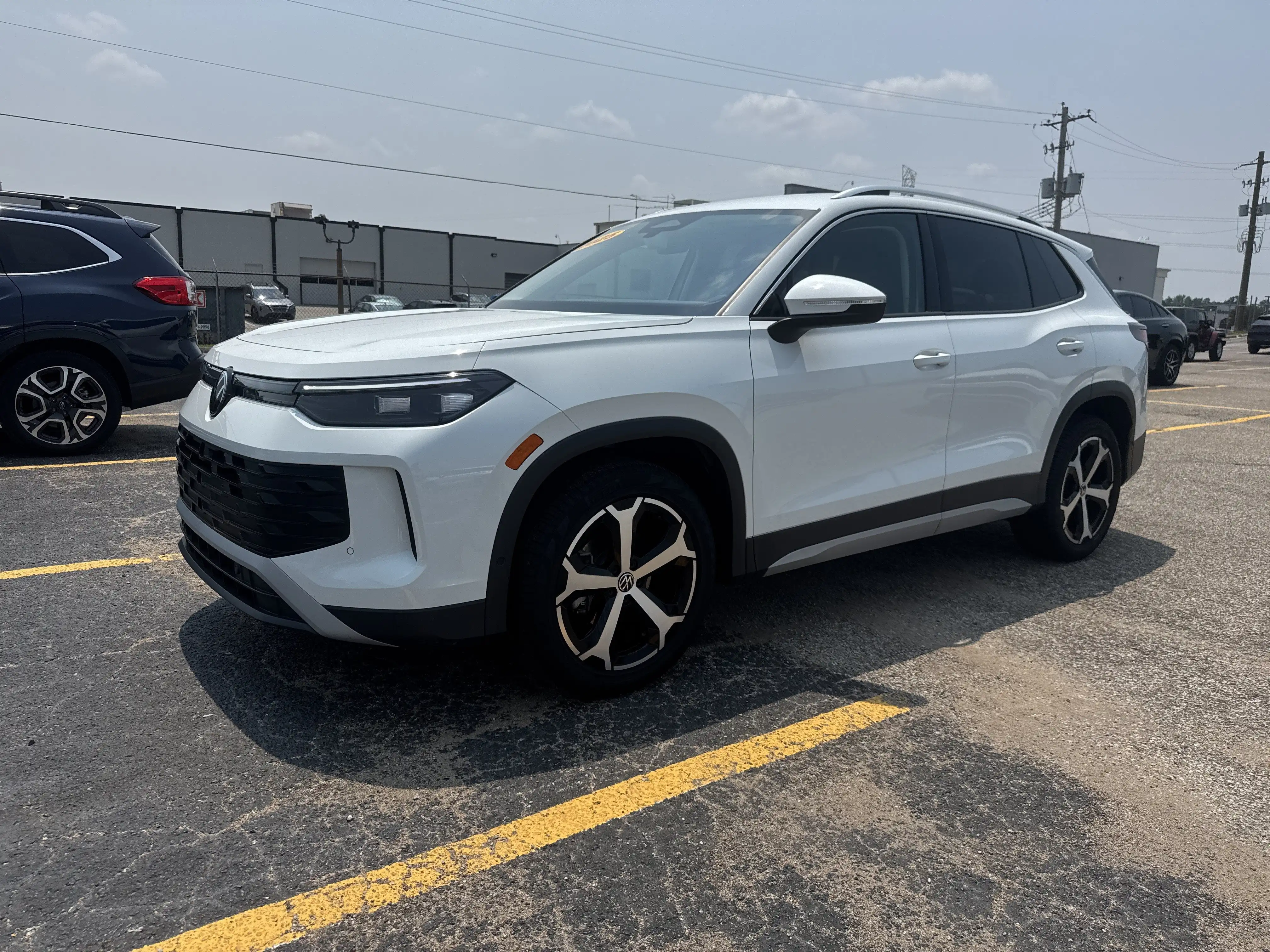 2025 Volkswagen Tiguan 2.0T SE's photo