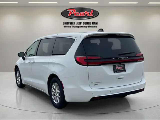 2027 Chrysler Pacifica Select photo 5