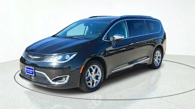 2017 Chrysler Pacifica Limited photo 3