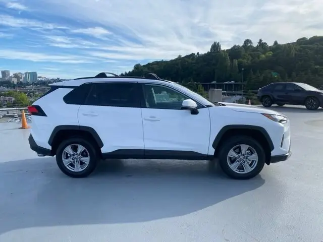 2025 Toyota RAV4 XLE AWD photo 3