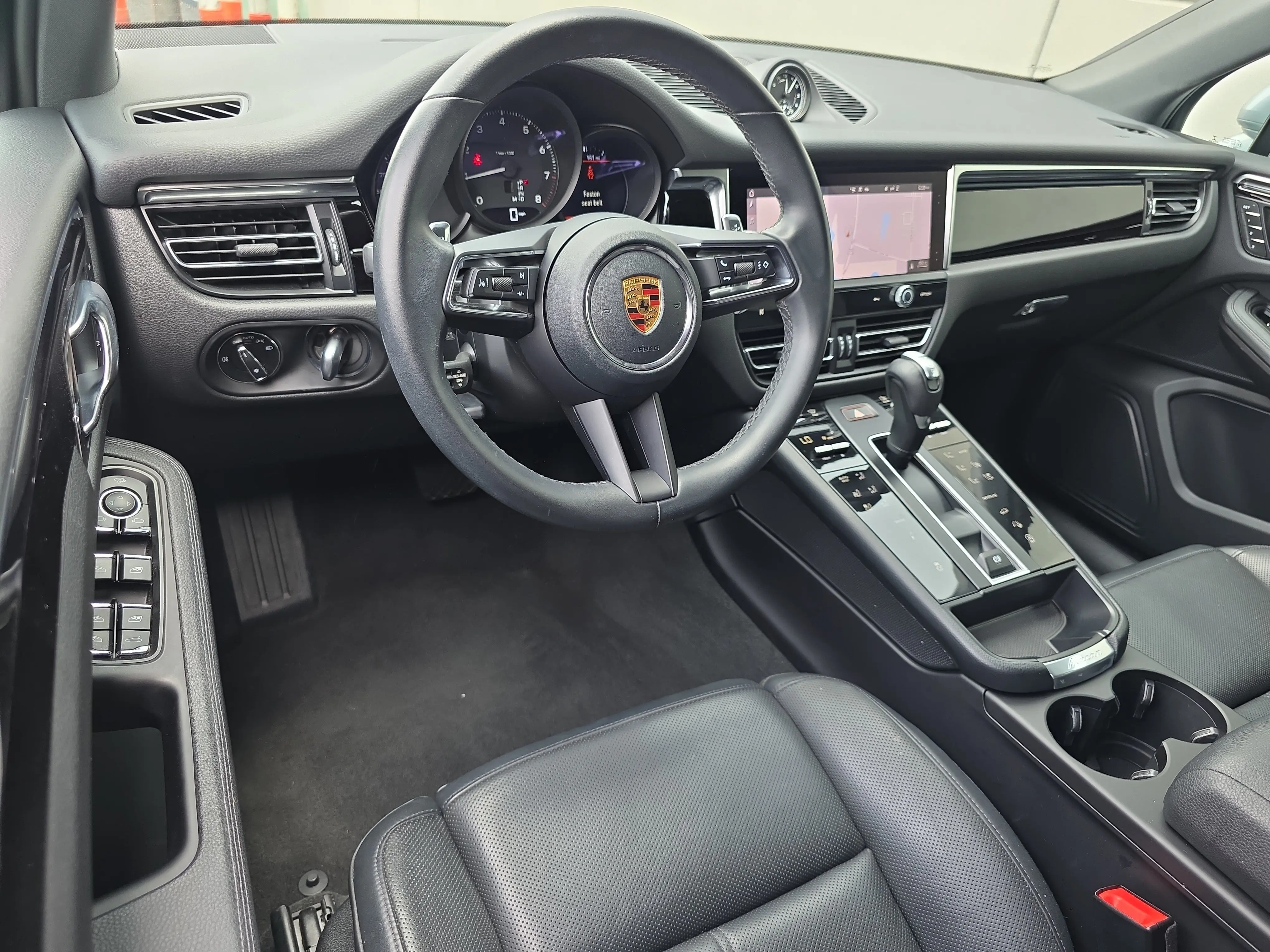 2023 Porsche Macan T photo 4