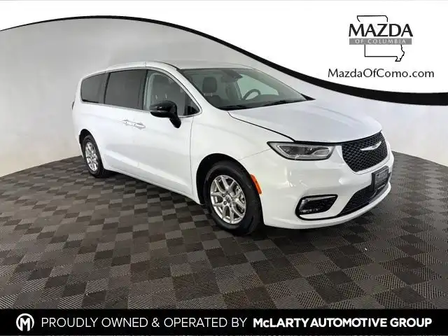 2024 Chrysler Pacifica Touring L's photo