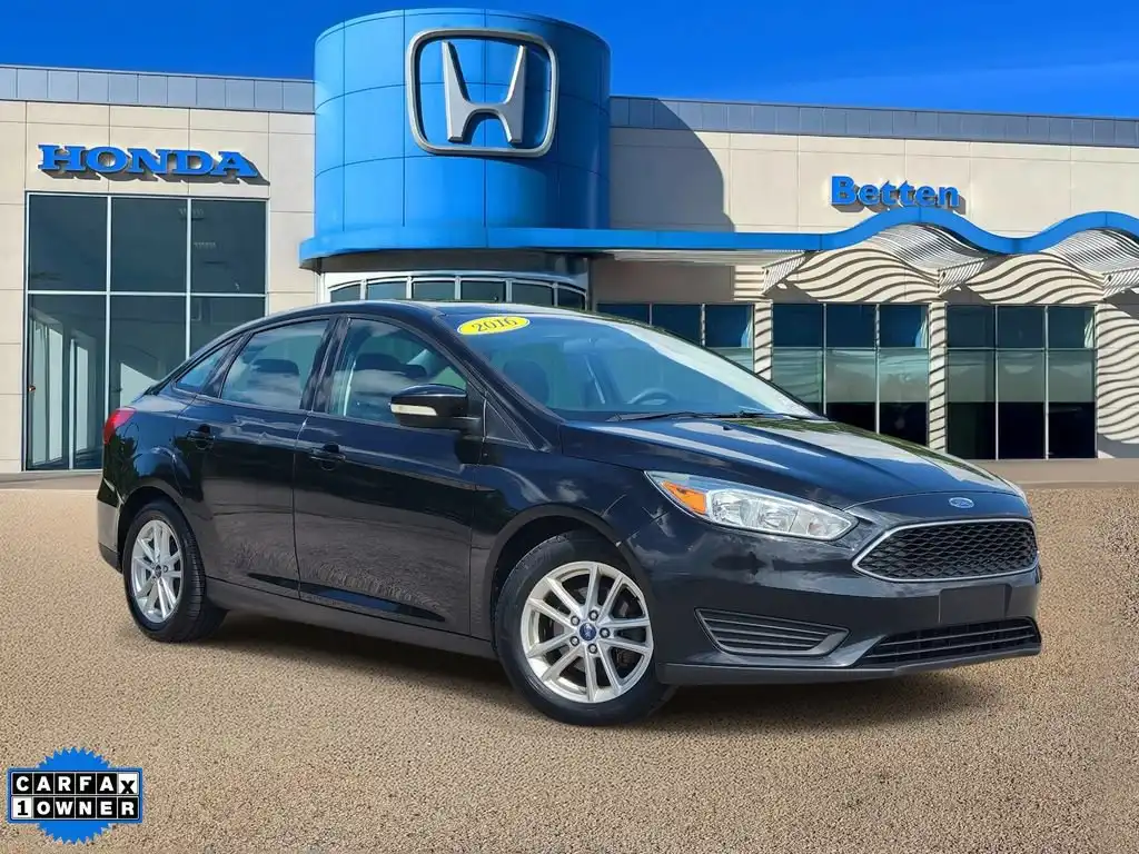 2016 Ford Focus Sedan SE's photo